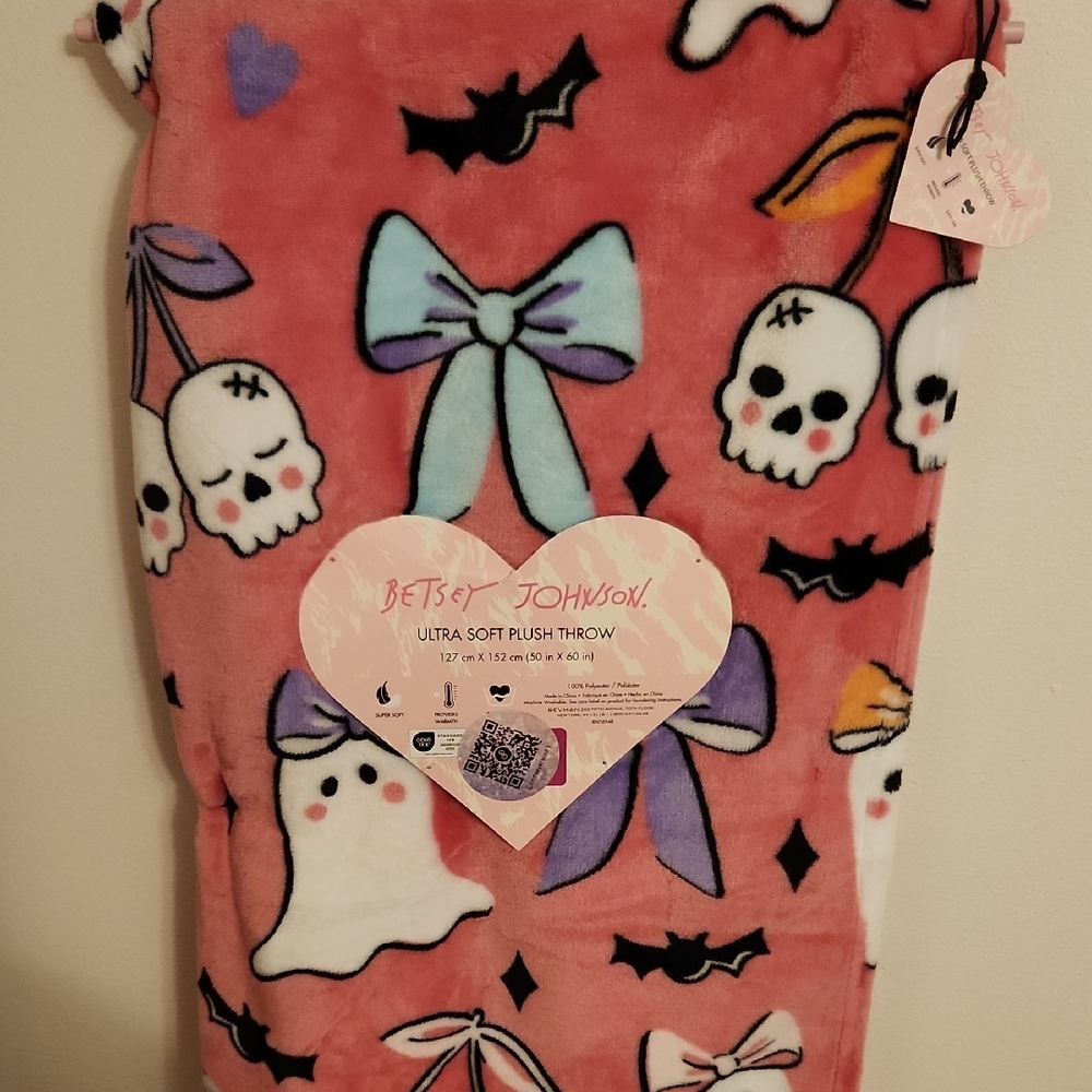 Betsey Johnson Pink Plush Blanket with Skulls and Bows NWT